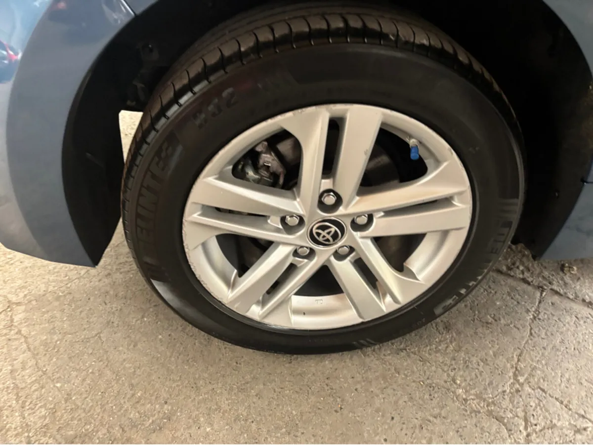 Toyota Corolla LUNA H/B 4DR AUTO HYBRID - Image 2