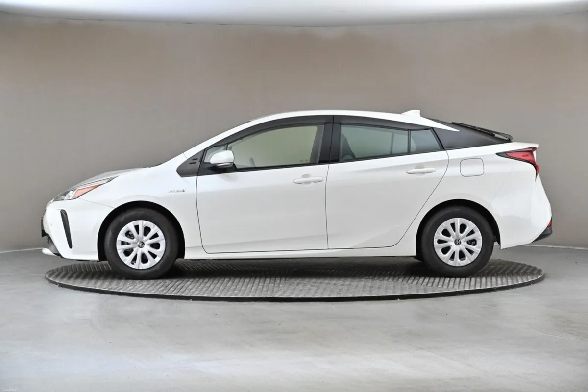 Toyota Prius 1.8 HYBRID **BI-TONE INTERIOR**REVERS - Image 5