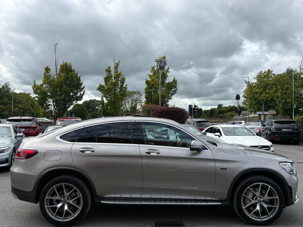212 Mercedes-Benz GLC300 DE AMG Line PREM+ 4Matic - Image 4