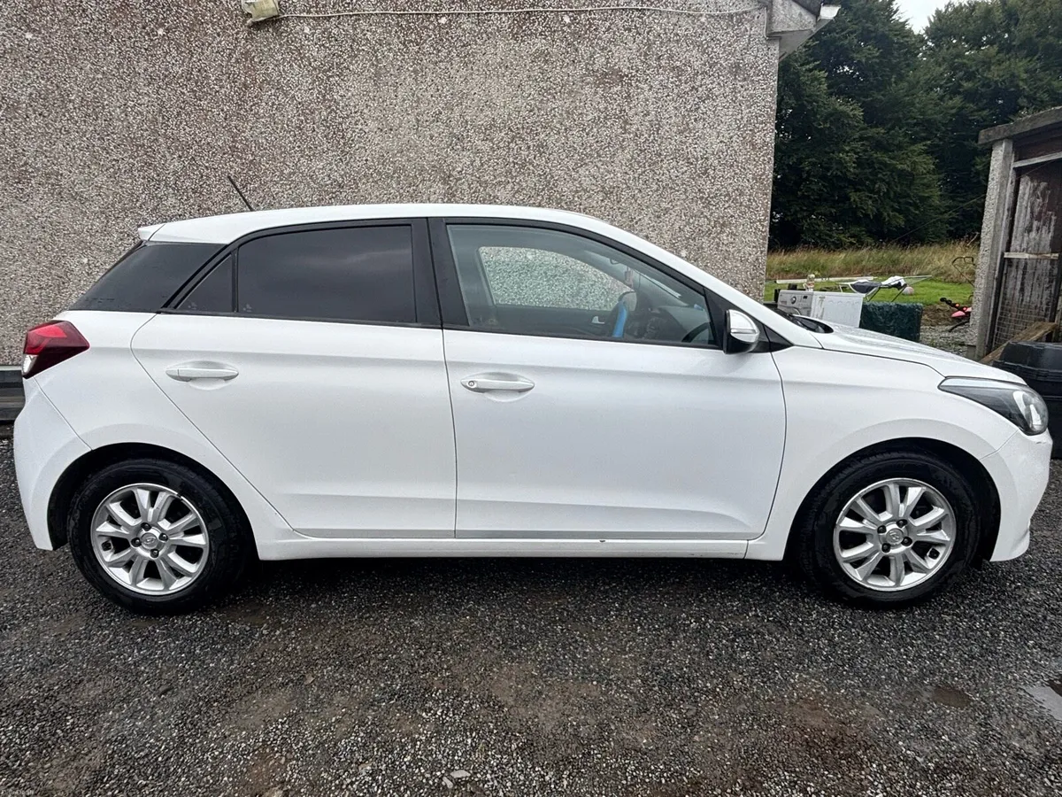 White Hyundai i20 - Image 4