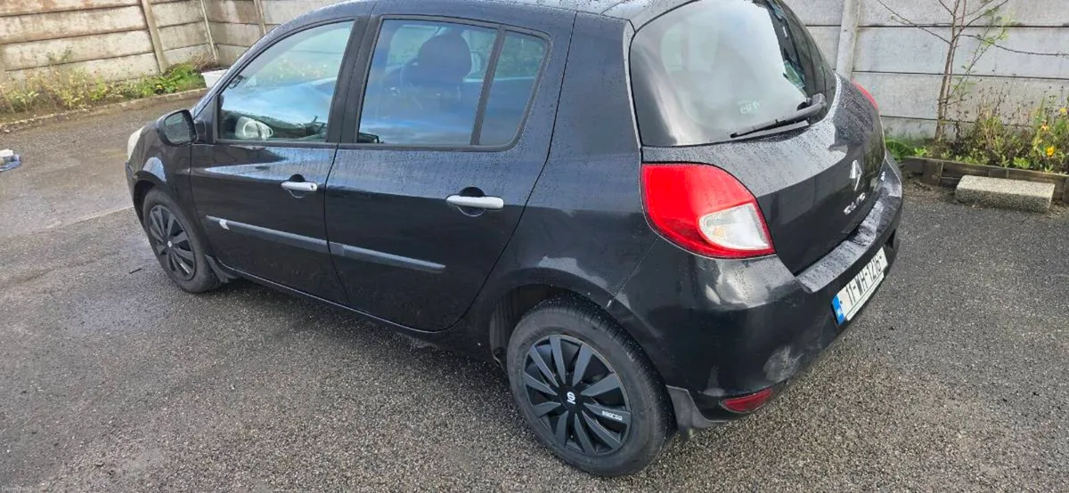 Clio new nct 8/27 and road tax 4/27 - Image 3
