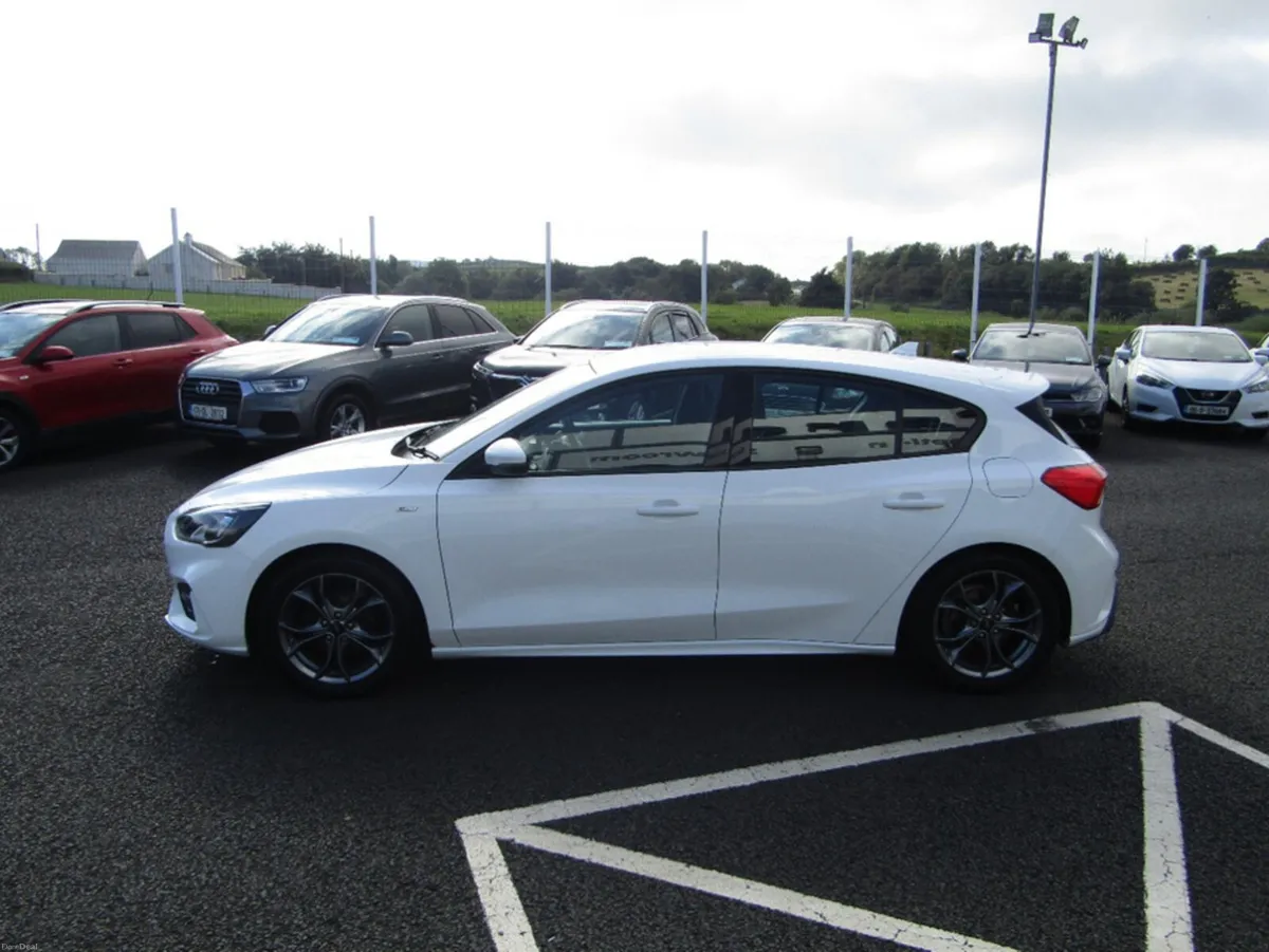 Ford Focus 1.5 TDCI 120PS 5 5DR ST-LINE - Image 6
