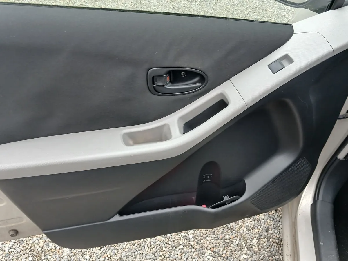 Toyota Yaris 2009 - Image 4