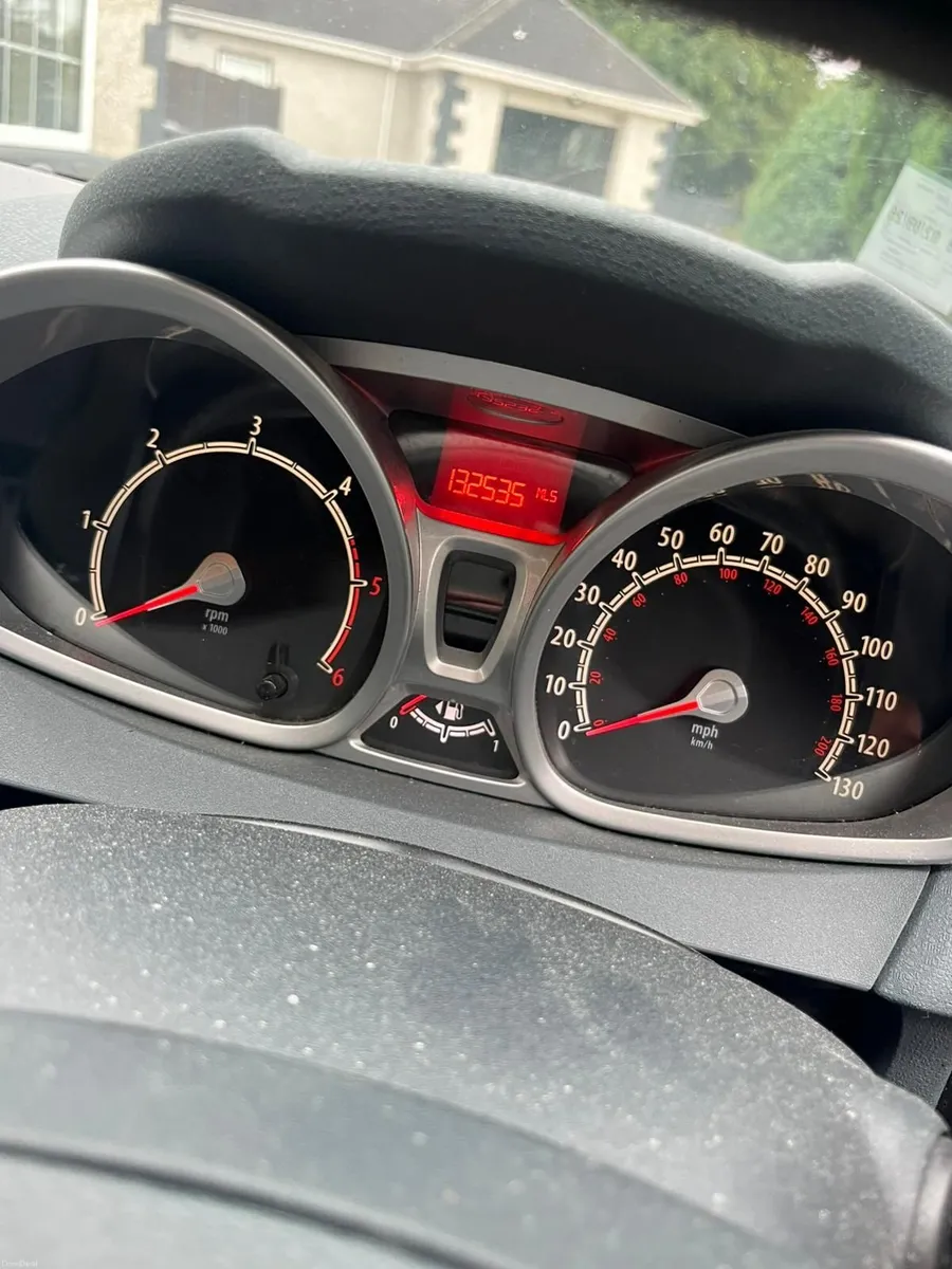 Ford Fiesta 2011 - Image 2