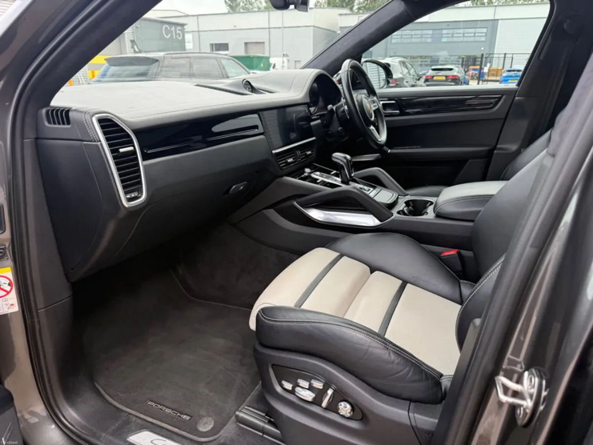 Porsche Cayenne Turbo S e-Hybrid 4.0 V8 671 BHP - Image 3
