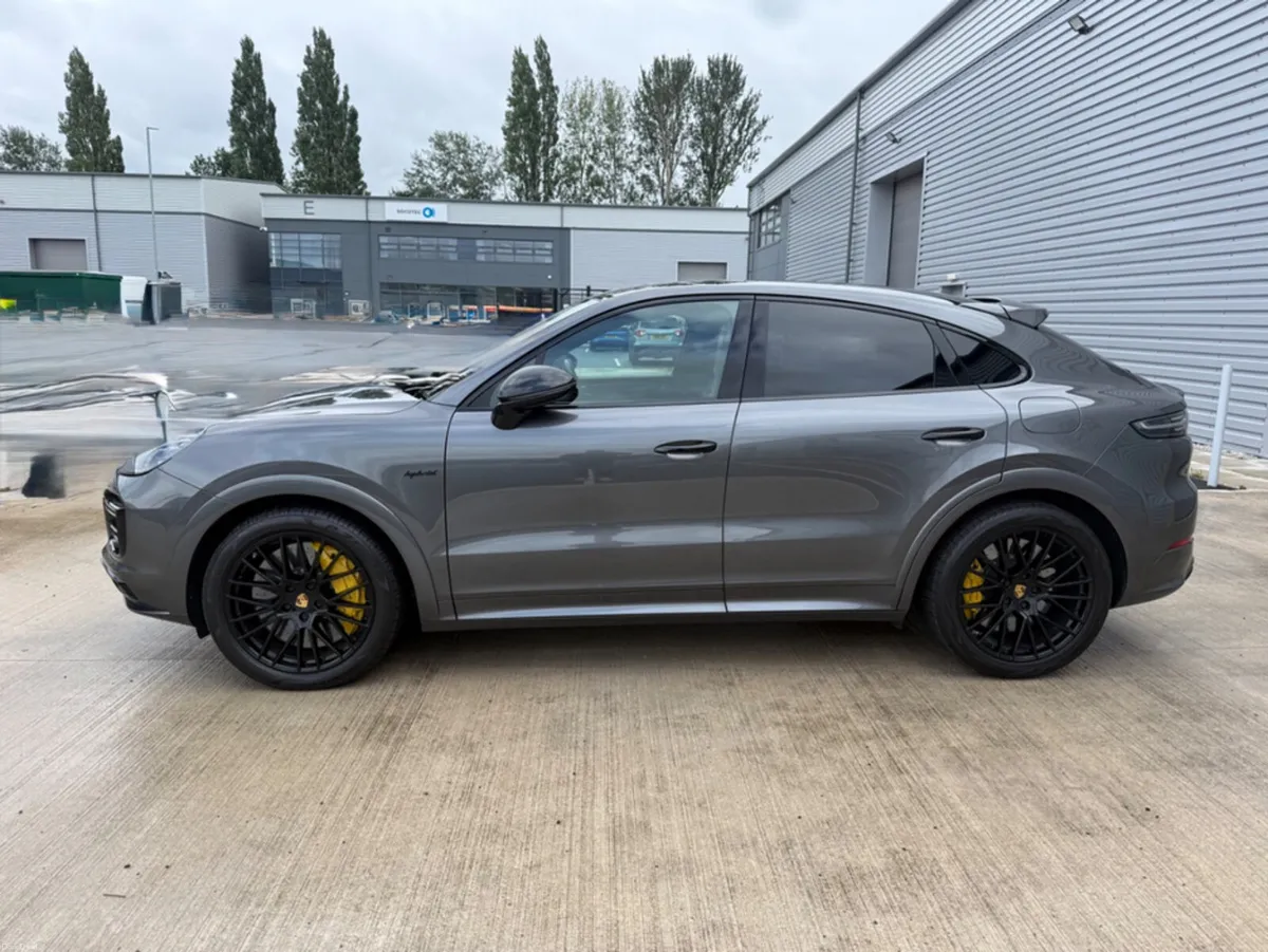 Porsche Cayenne Turbo S e-Hybrid 4.0 V8 671 BHP - Image 2