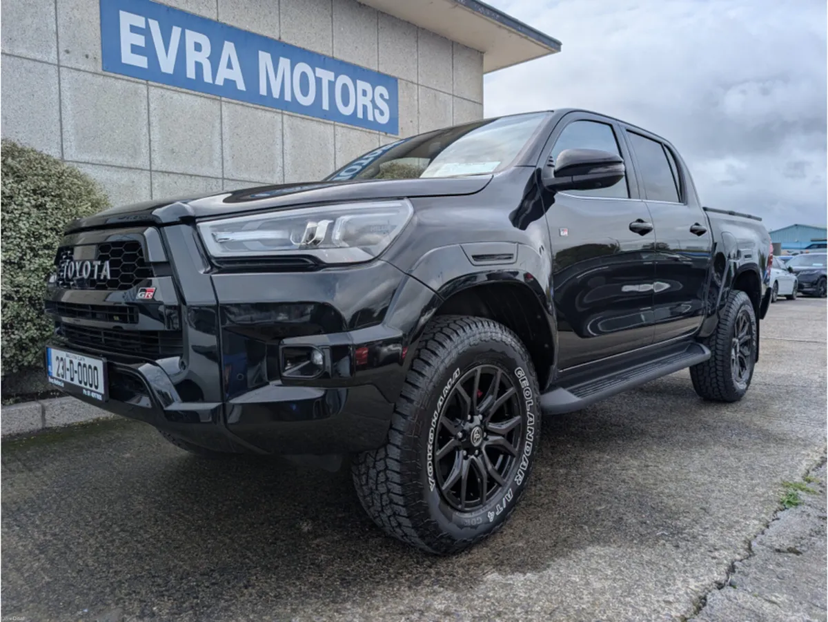 Toyota Hilux Z 4WD GR SPORT AUTOMATIC 2.4 DIESEL / - Image 4