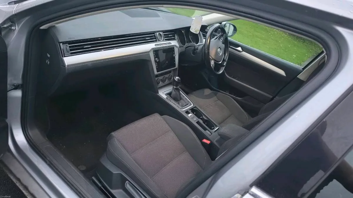 2019 Volkswagen Passat - Image 4