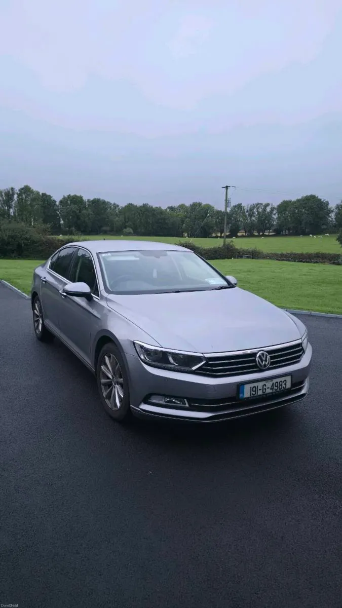 2019 Volkswagen Passat - Image 2