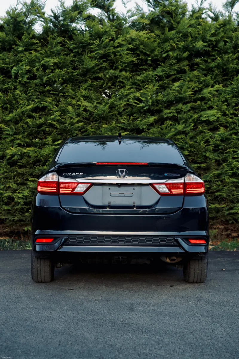 Honda Grace 1.5 2018 with Alloys & Carplay screen - Image 4
