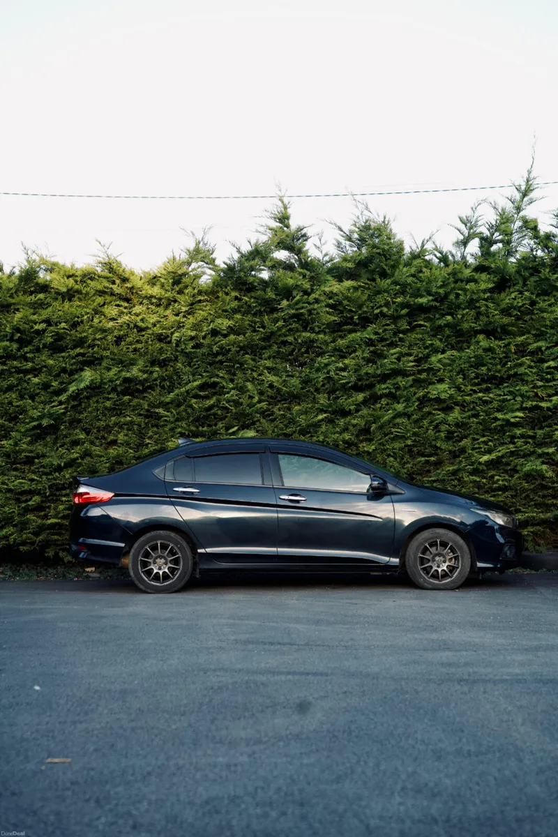 Honda Grace 1.5 2018 with Alloys & Carplay screen - Image 5