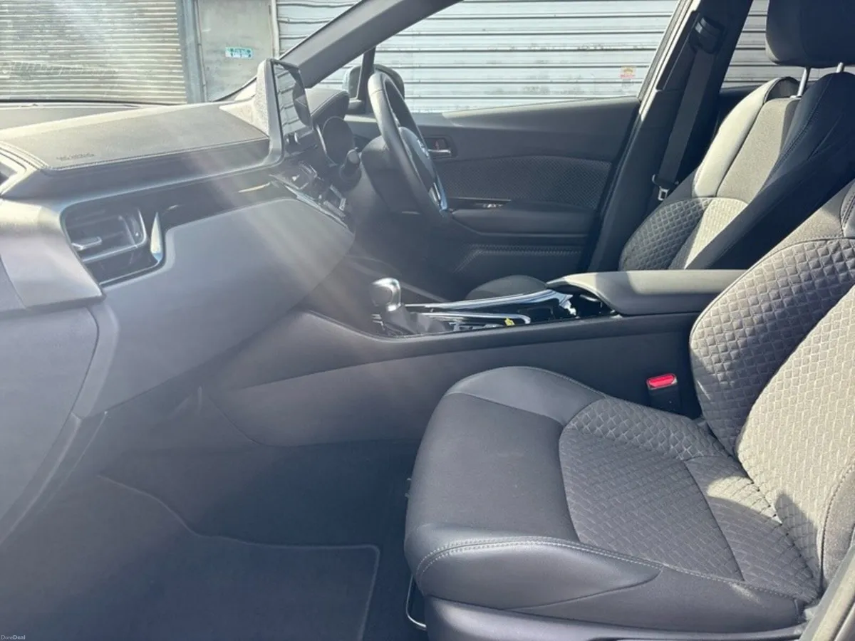 Toyota C-HR HYBRID SPORT // REAR CAMERA // BLUETOO - Image 6