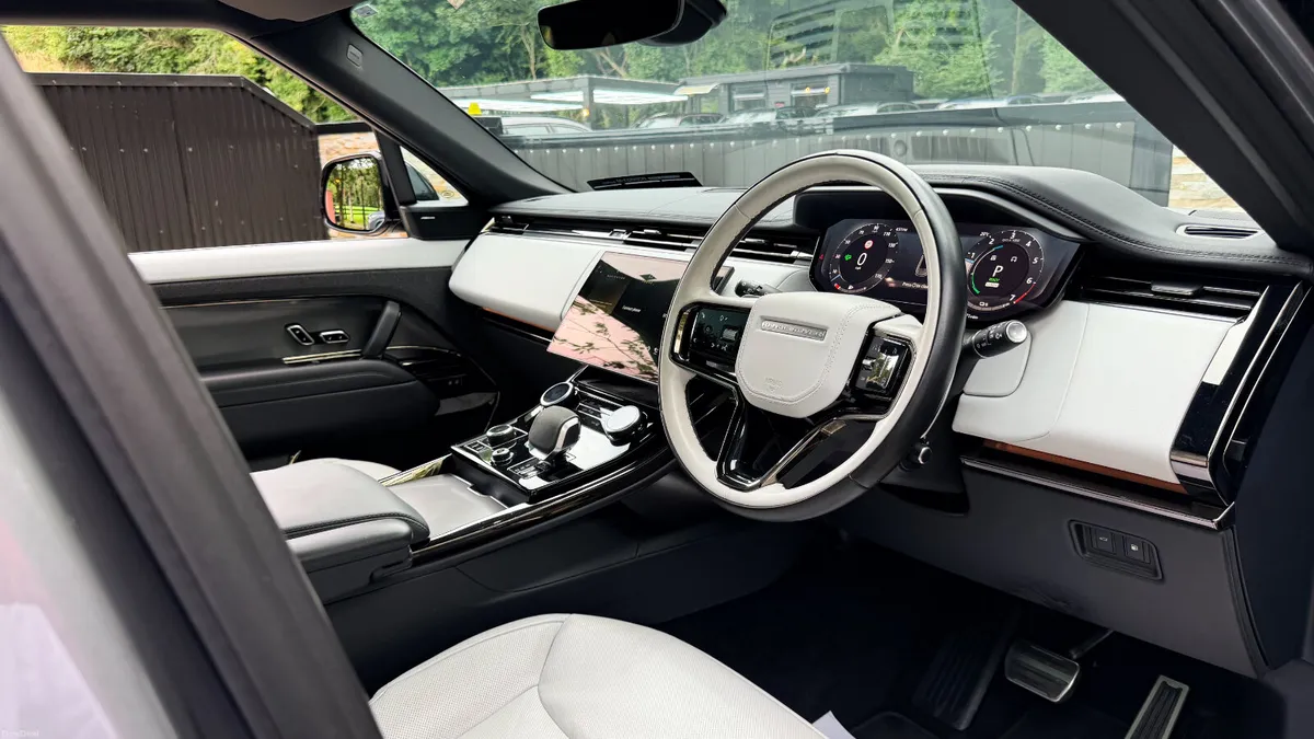 2023 (231) Range Rover Sport Dynamic SE 3.0 P440e - Image 2