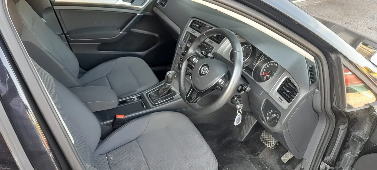 High spec, stunning VW Golf 2015 in black, extras - Image 5