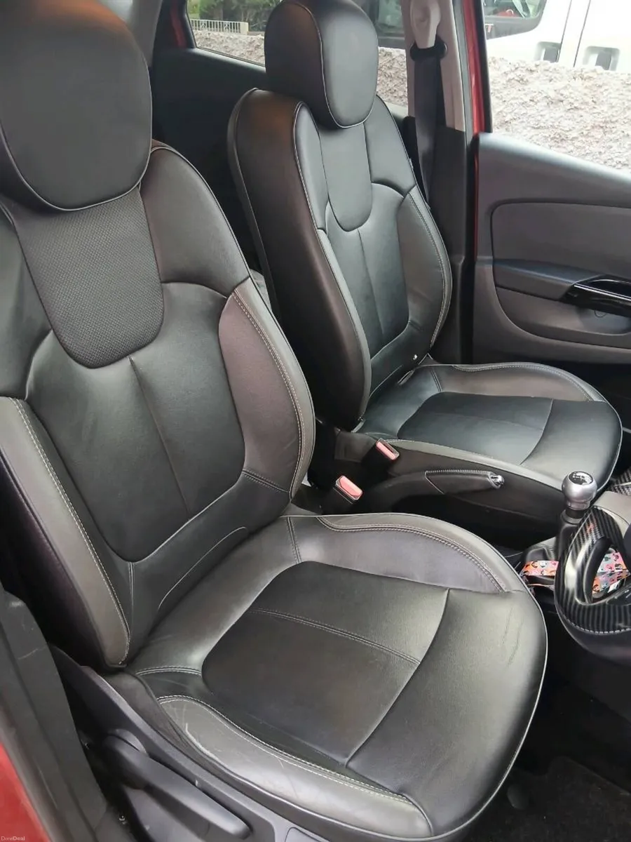 Red Renault Captur, Sat Nav, leather seats - Image 4