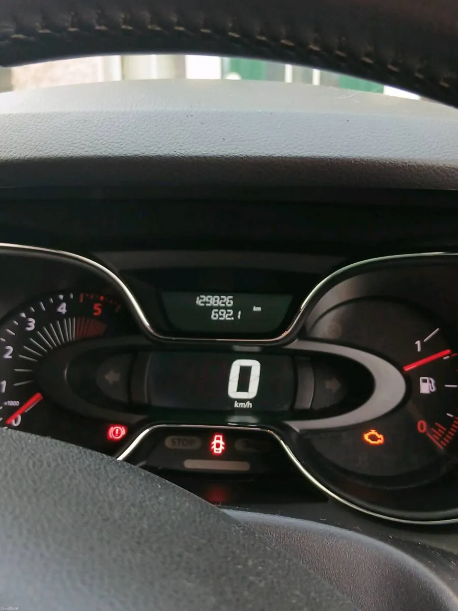 Red Renault Captur, Sat Nav, leather seats - Image 5