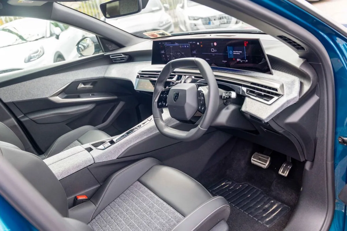 Peugeot 5008 1.2 MHEV 145bhp E-DCS6 Allure - Image 6