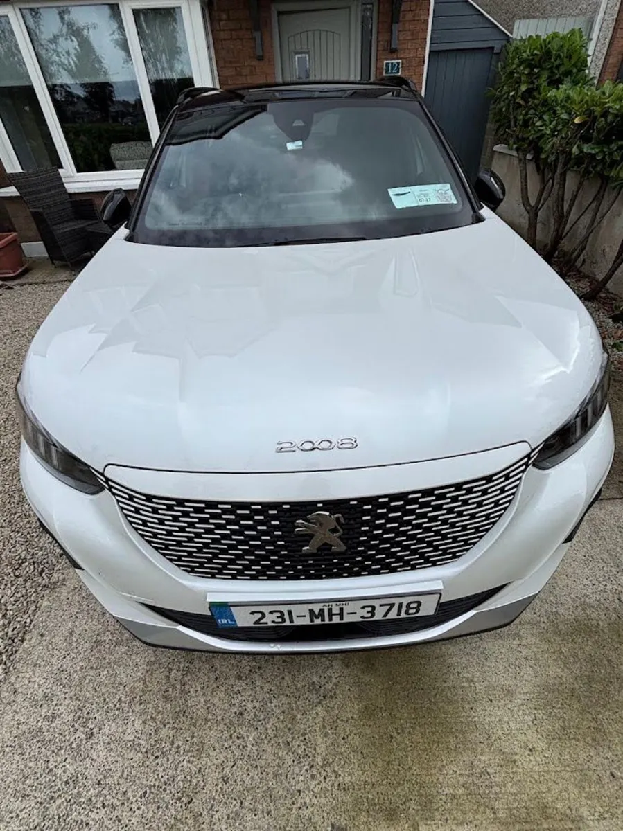 Peugeot e2008 2023 GT Pearlescent white / black - Image 1