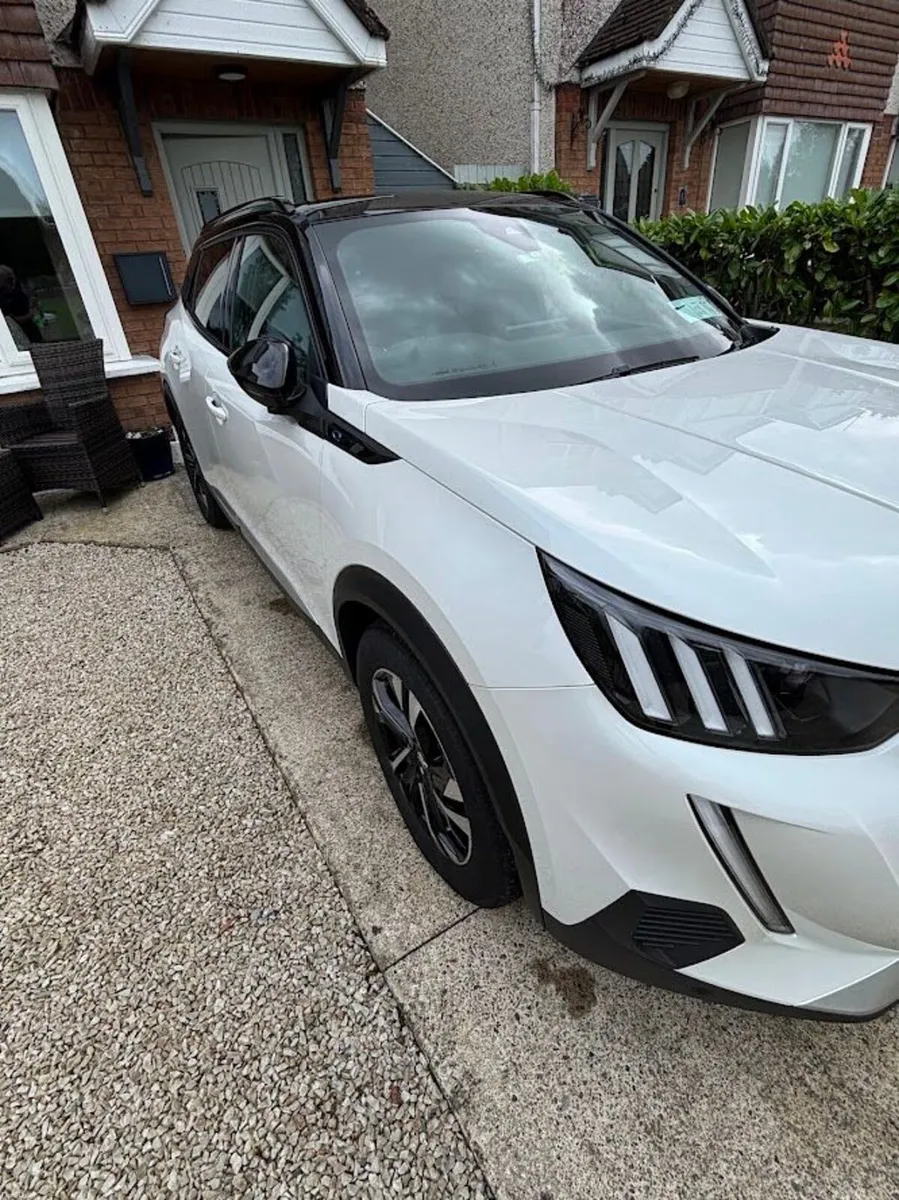 Peugeot e2008 2023 GT Pearlescent white / black - Image 5