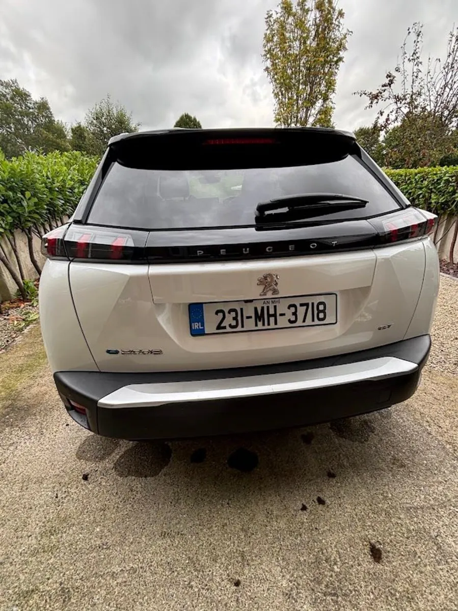 Peugeot e2008 2023 GT Pearlescent white / black - Image 6