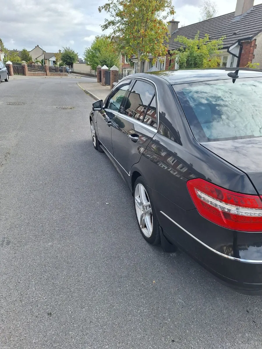 Mercedes-Benz E-Class 2010 - Image 2