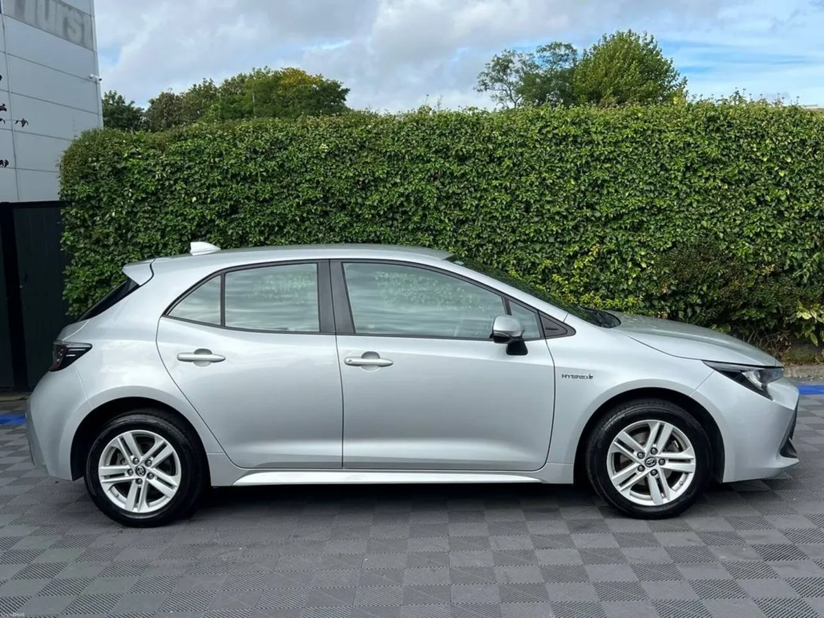 Toyota Corolla LUNA 1.8 HYBRID AUTO // REVERSE CAM - Image 2