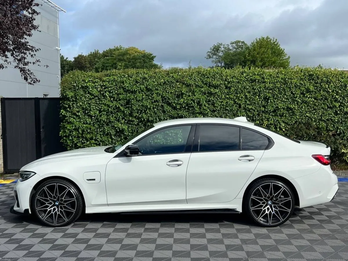 BMW 3-Series 330e M-SPORT COMPETITION 2.0 HYBRID / - Image 3