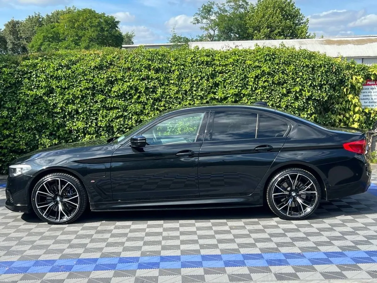 BMW 5-Series 530e M-SPORT COMPETITION 2.0 HYBRID / - Image 3