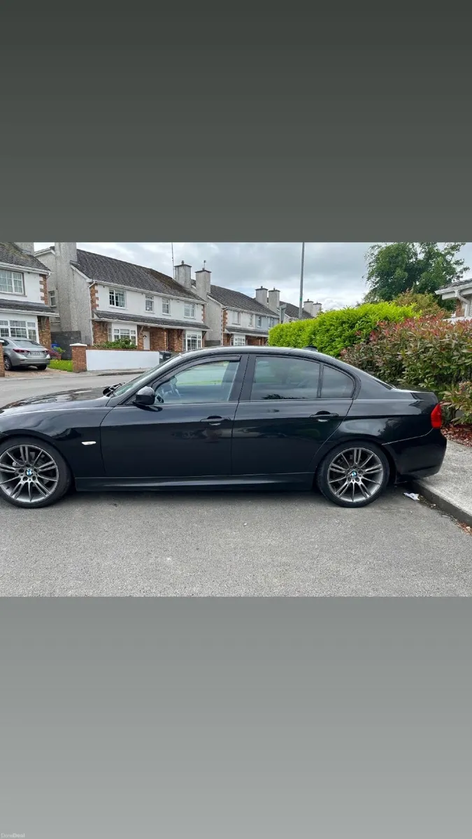 BMW 3-Series 2011 - Image 2