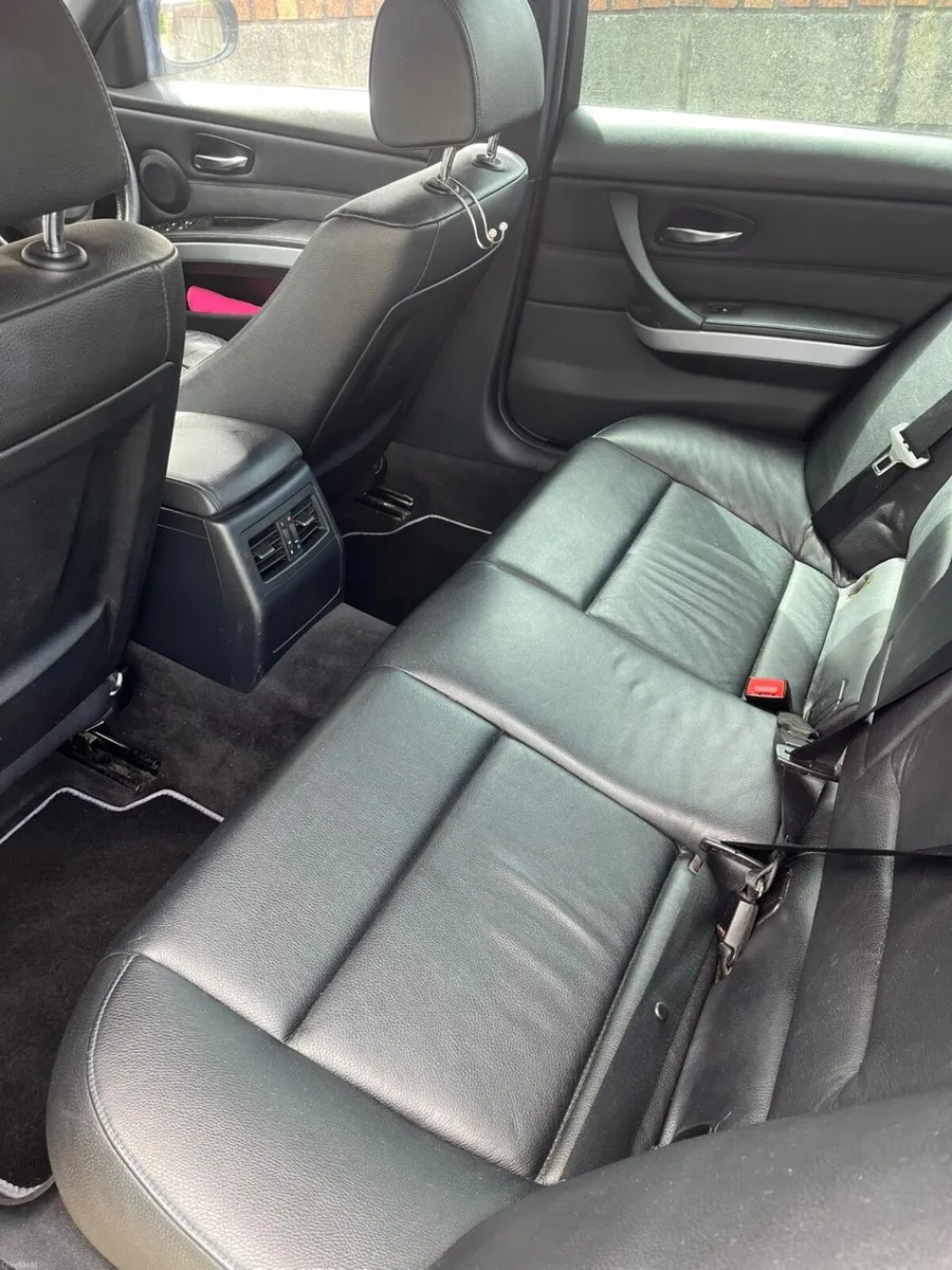 BMW 3-Series 2011 - Image 5