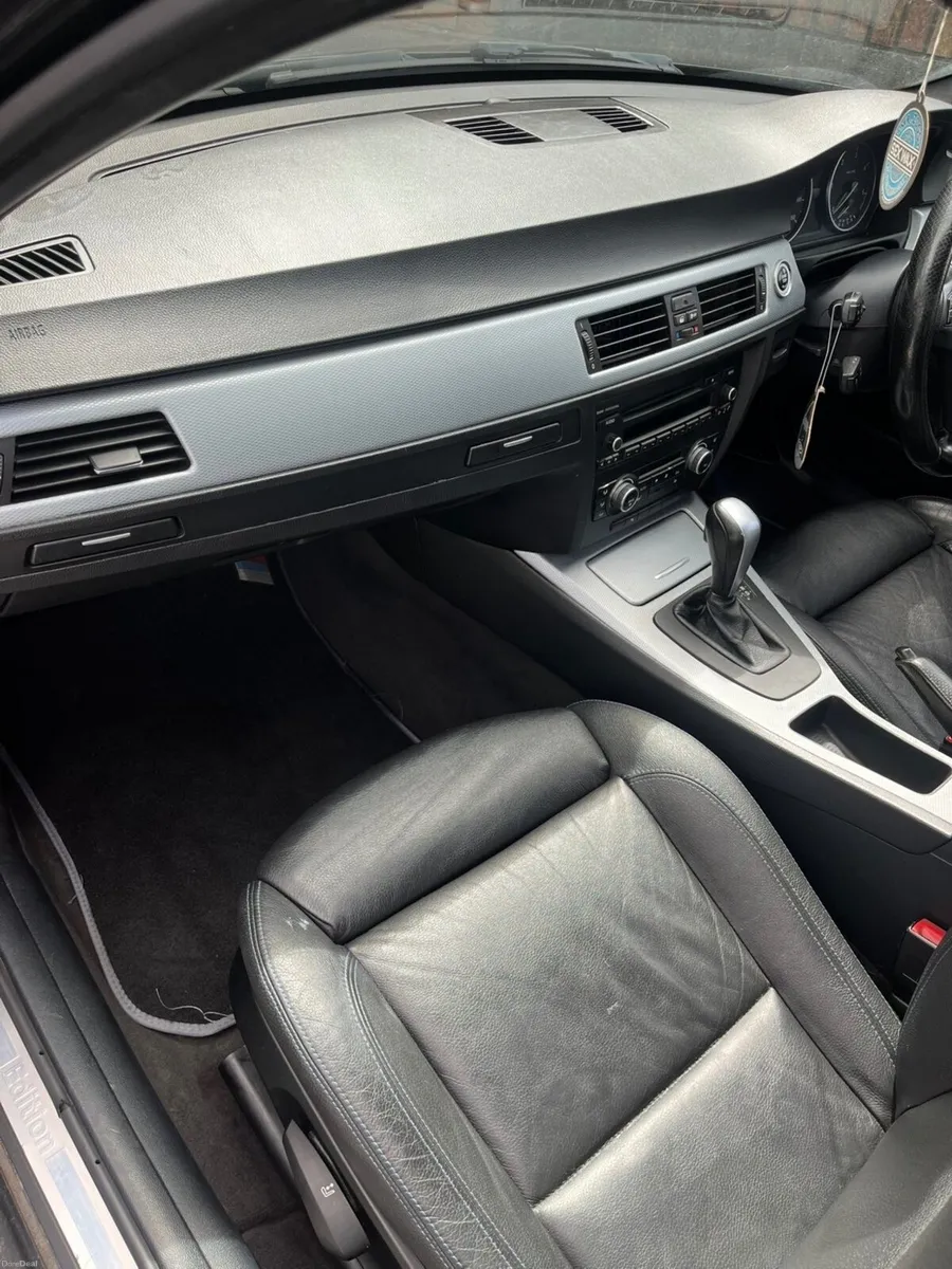 BMW 3-Series 2011 - Image 6