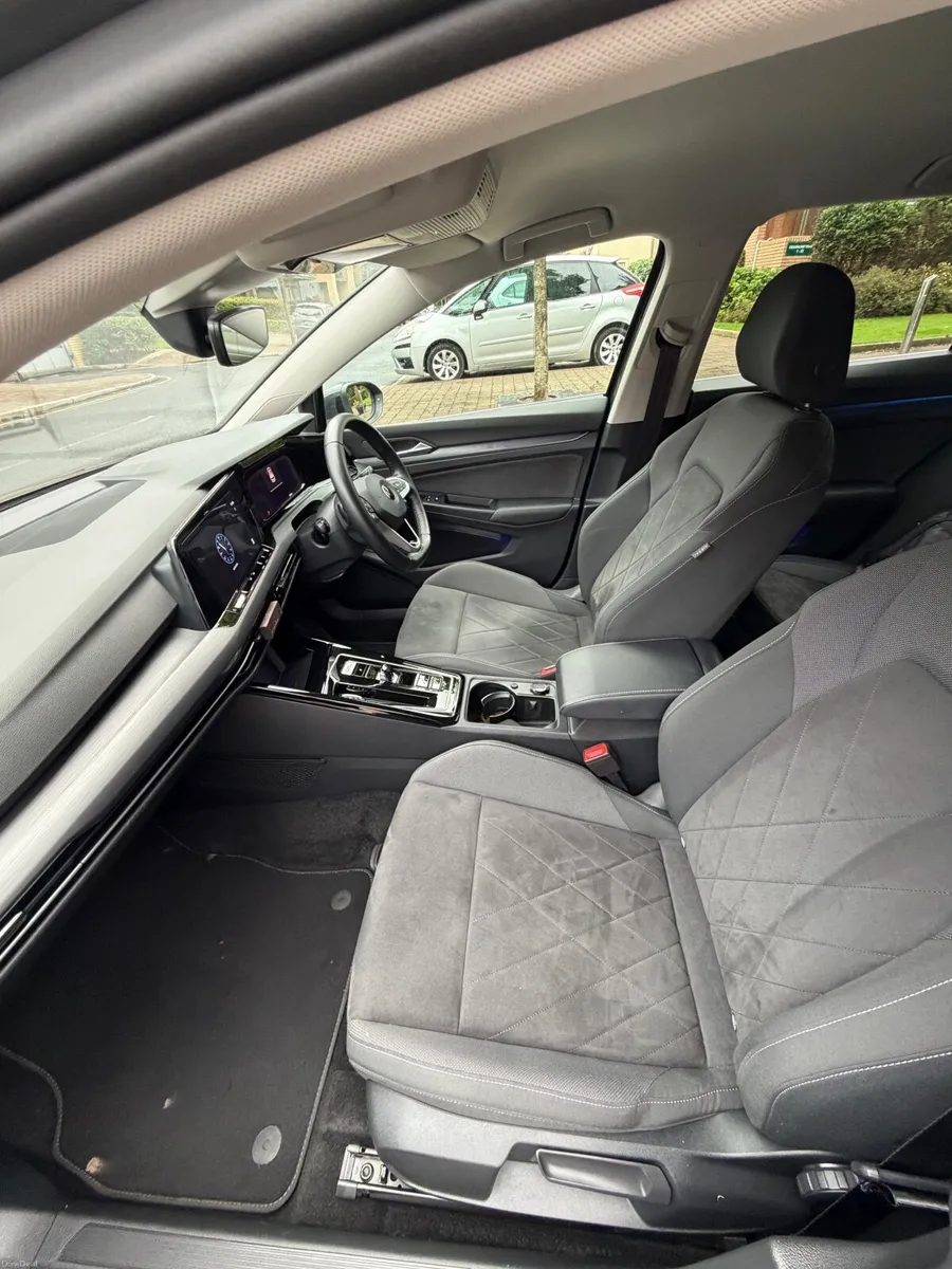 Volkswagen Golf 2023 1.4L eHybrid Style - Image 6