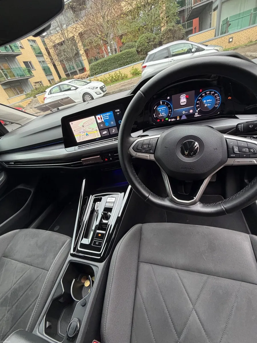 Volkswagen Golf 2023 1.4L eHybrid Style - Image 4