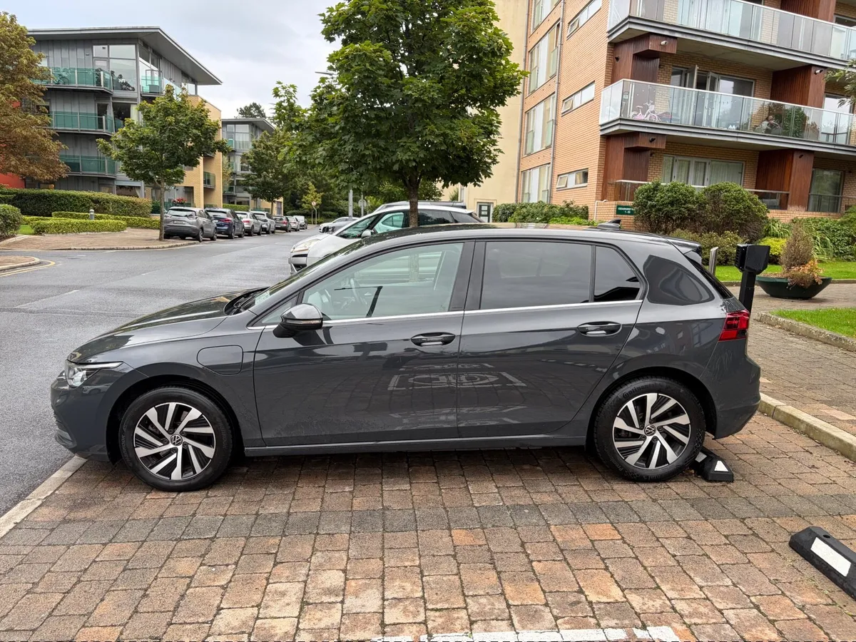 Volkswagen Golf 2023 1.4L eHybrid Style - Image 1