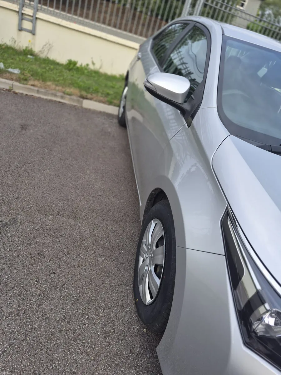 Toyota corolla - Image 4