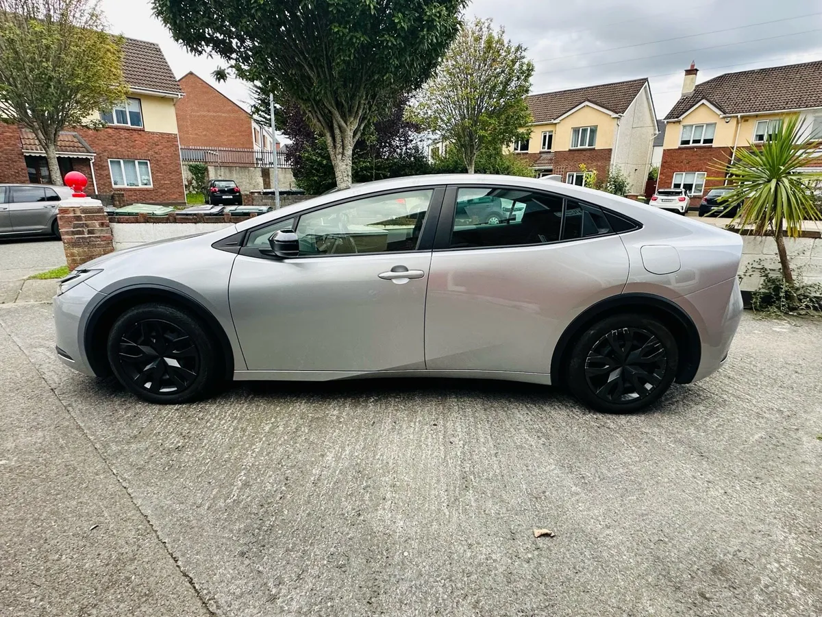 Toyota Prius hybrid 2023 - Image 4