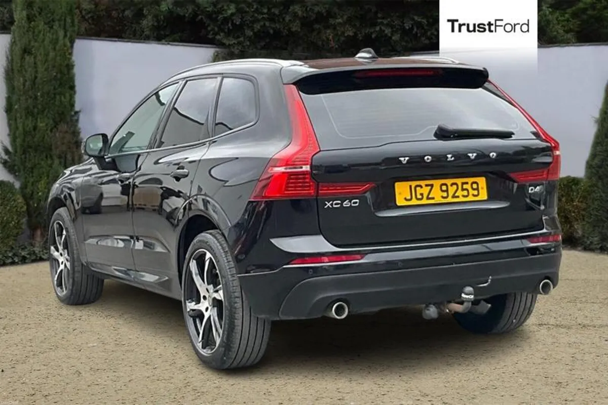 Volvo XC60 2.0 D4 Momentum 5dr AWD Geartronic - Image 2