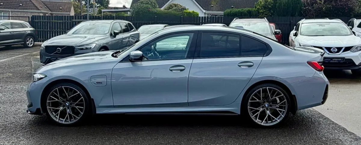 BMW 3-Series 2023 - Image 4