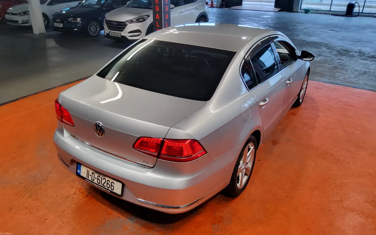 Volkswagen Passat 2011 - Image 2