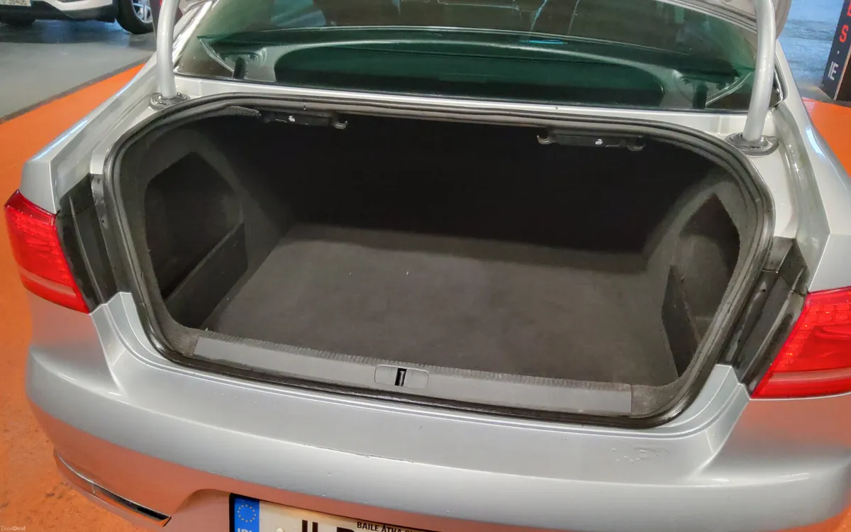 Volkswagen Passat 2011 - Image 4