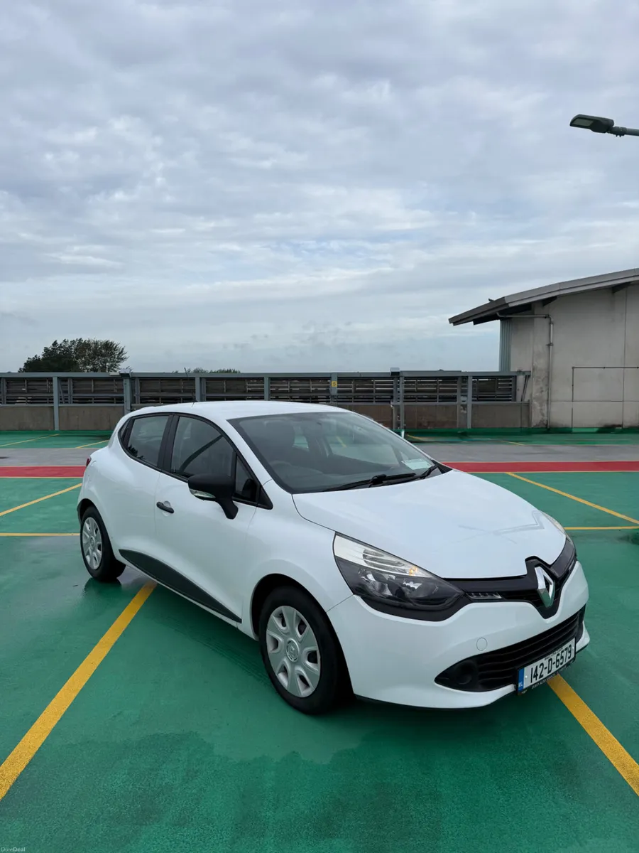 142 Renault Clio 1.2 Petrol - VERY LOW MILEAGE - Image 1