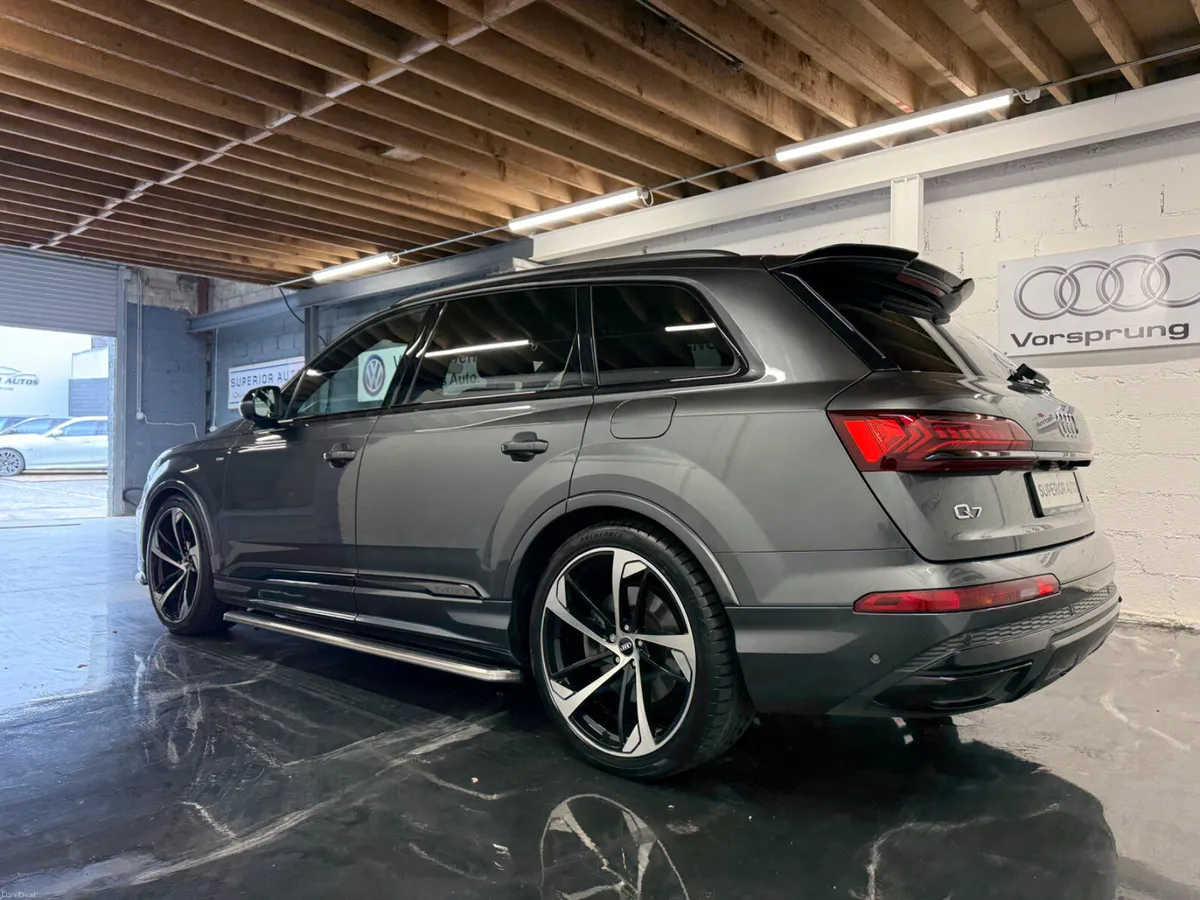 2023 Audi Q7 S-Line 55TFSI E Quattro Black Edition - Image 6