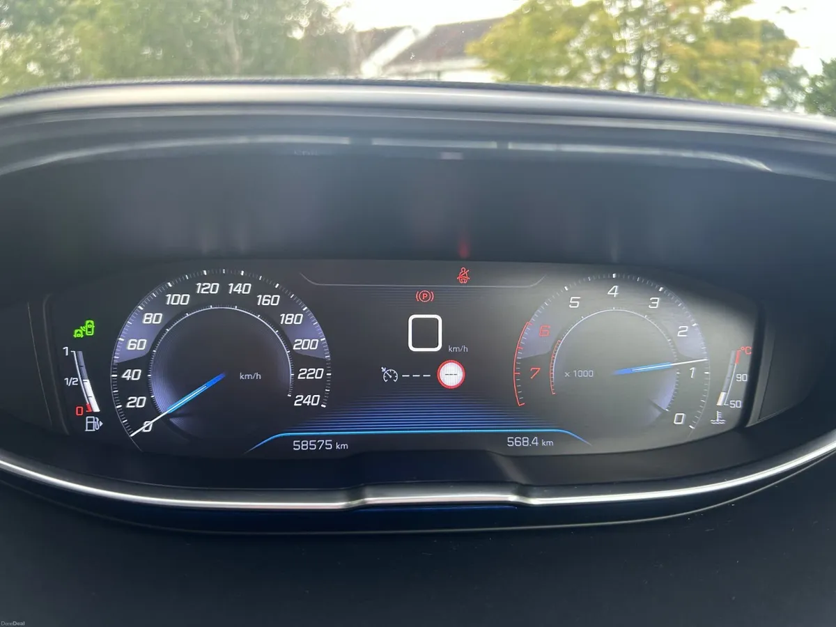 Peugeot 3008 Allure - 1 owner, low km, sunroof - Image 2