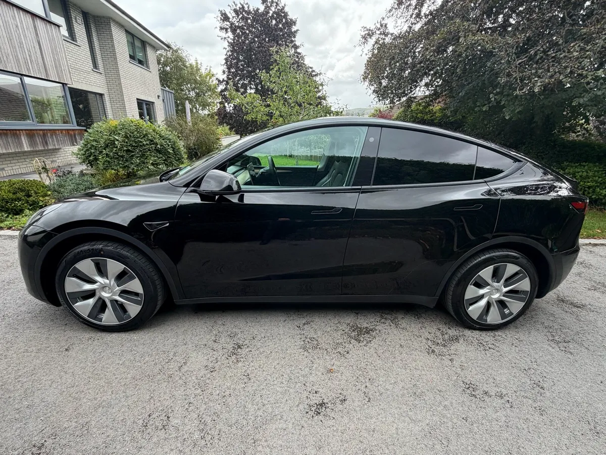 Tesla Model Y 2023 - Image 3