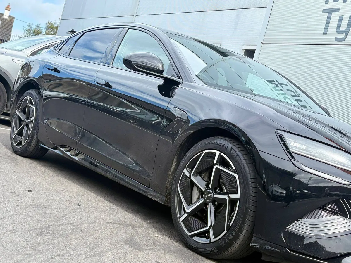 2025 BYD Seal Design 82.5kwh, Sunroof, 19" Alloys - Image 6