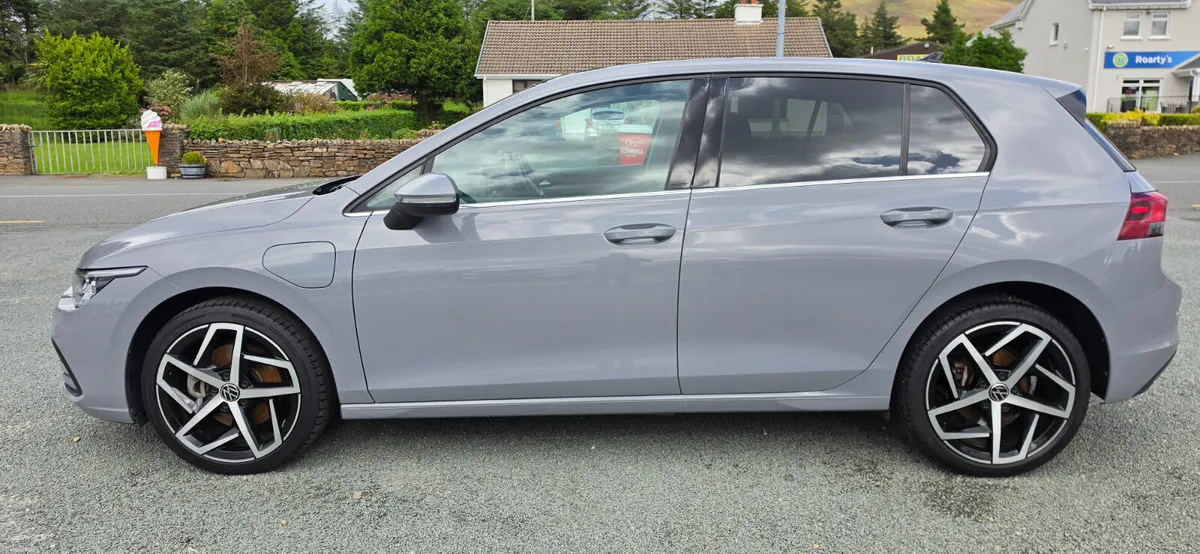 Volkswagen Golf Style TSI E-Hybrid 2023 - Image 3