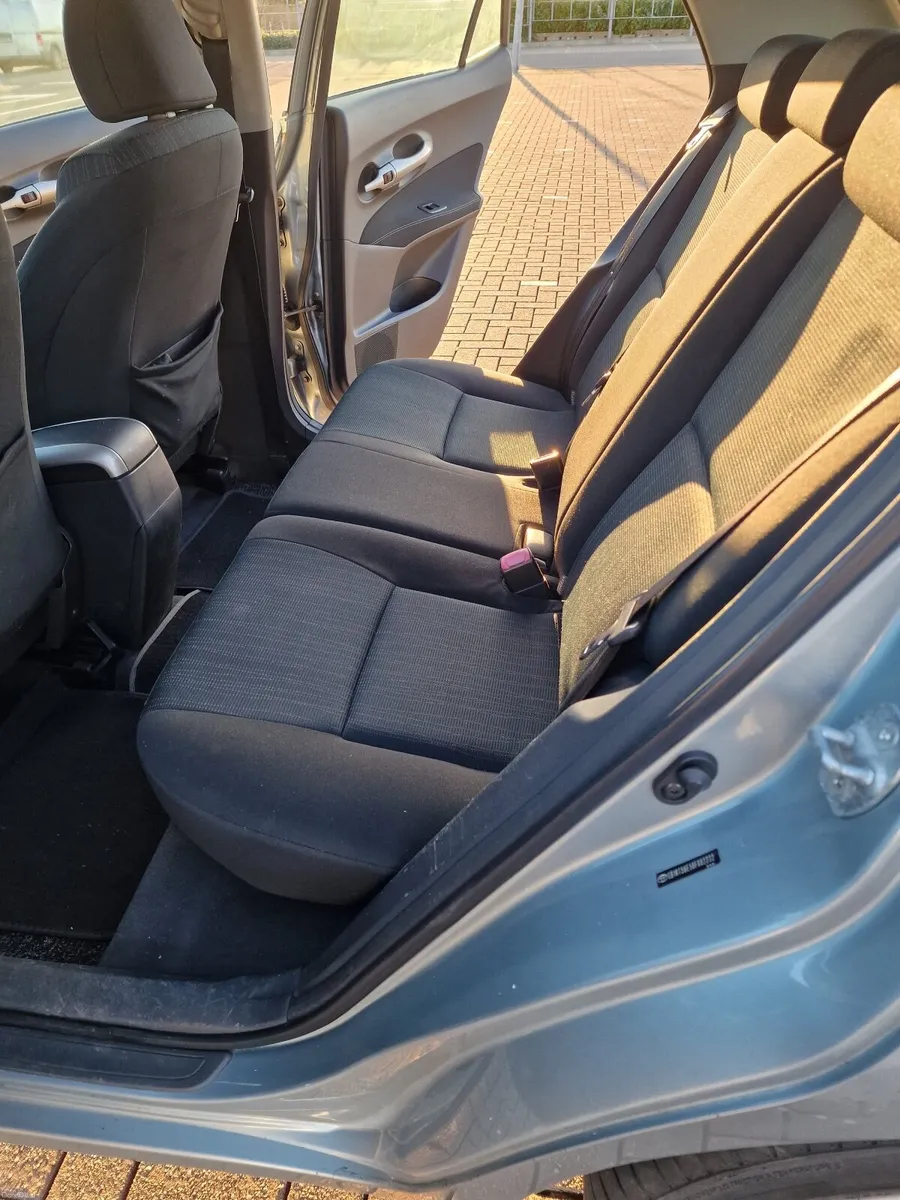 Toyota Auris 2009 - Image 2