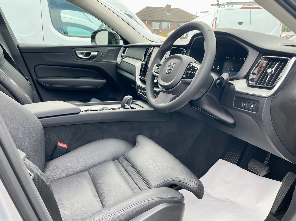 Volvo XC60 T6 Recharge PlusDark AWD Auto PHEV,2023 - Image 6