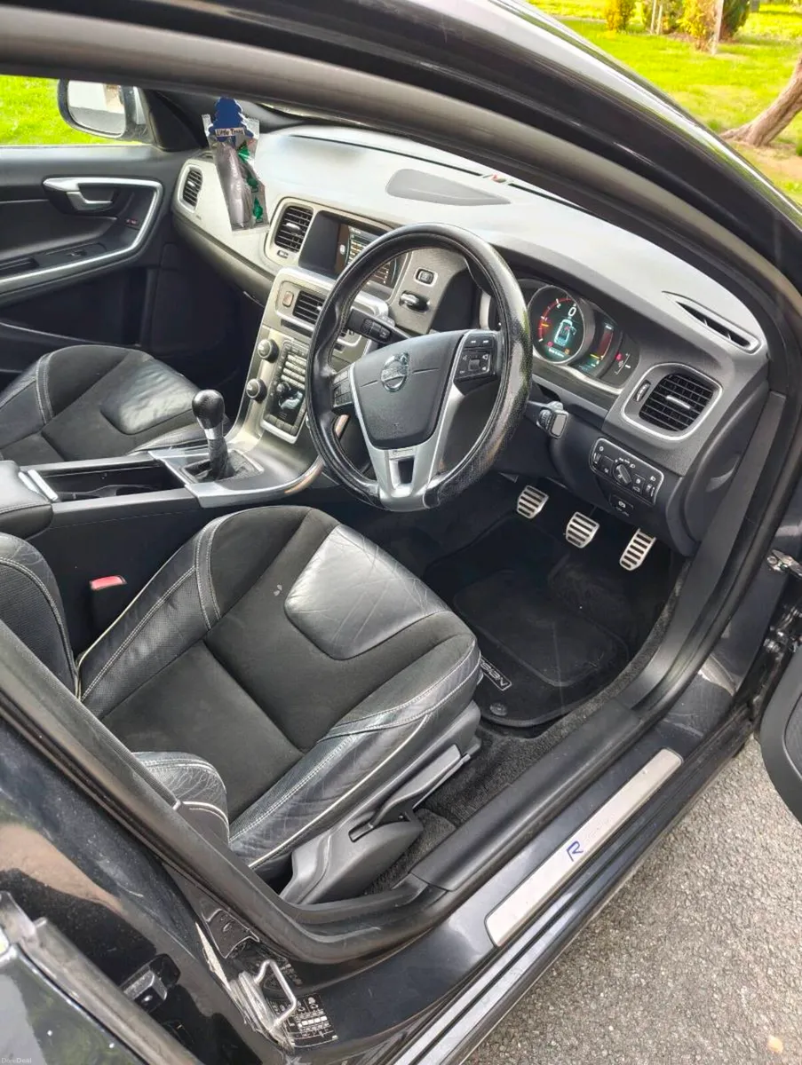 132 Volvo 2.0 D3 R DESIGN  136BHV - Image 5