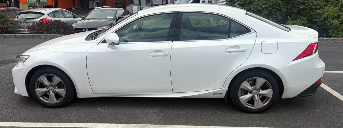 Lexus IS 300H - Image 1